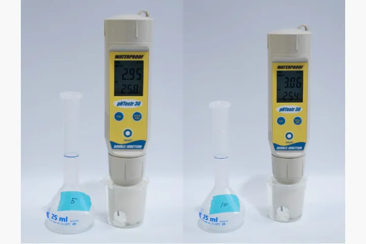 薄めた穀物酢のpH測定の様子